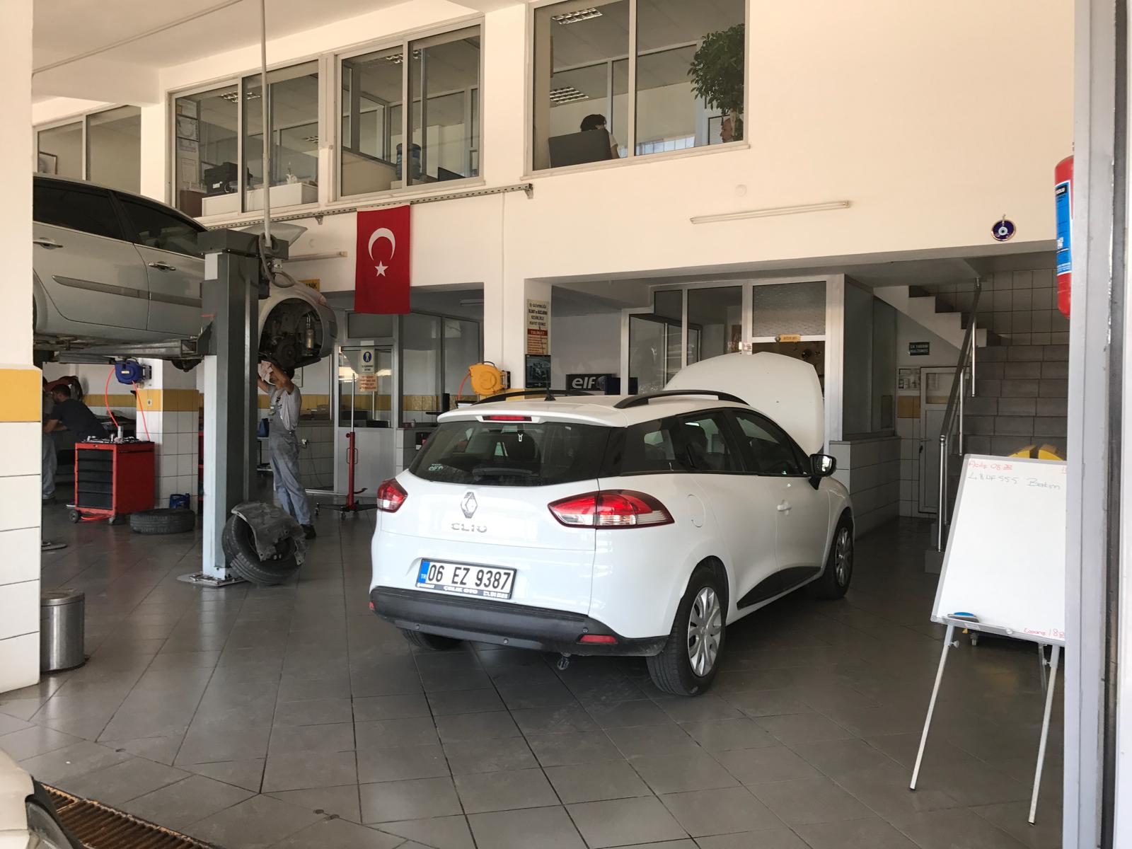 Cenk Oto servis bekleme alanı